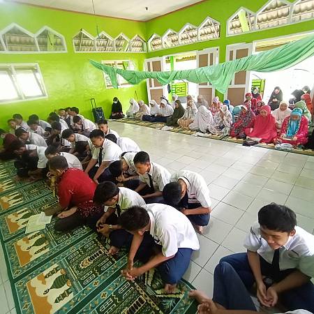 Pembiasaan shalat dhuha dan dzuhur berjamaah