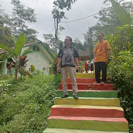 KEPALA DINAS PENDIDIKAN KUNJUNGI SMP N 4 REMBANG