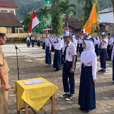 UPACARA PELANTIKAN DAN SERAH TERIMA JABATAN PENGURUS OSIS SMP N 4 REMBANG